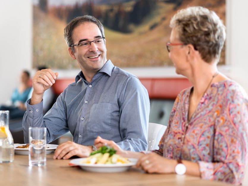 Mit dem Mittagessen im gemütlichen Pausenbereich ist bei CODESYS bestens für das leibliche Wohl der Mitarbeitenden gesorgt.