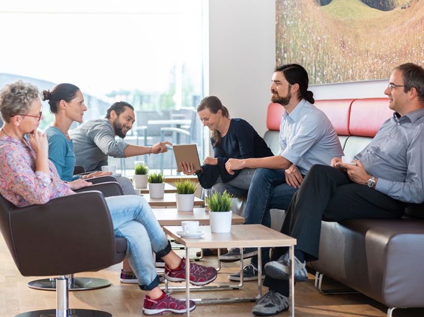 Das großzügige Bistro lädt die CODESYS-Mitarbeitenden zu einer erholsamen Kaffee- oder Mittagspause ein.