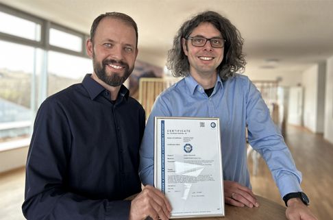 CODESYS Virtual Safe Control SL: Offiziell zertifiziert und freigegeben! Das Embedded Team präsentiert stolz das Zertifikat.