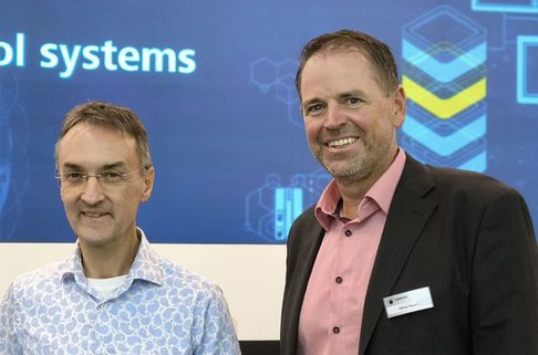 Auf dem Bild zu sehen ist Stefan Zintgraf, Geschäftsführer von Acontis mit Hilmar Panzer, CTO der CODESYS Group.