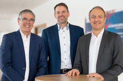 Dieter Hess und Manfred Werner, Gründer und Geschäftsführer der CODESYS Group, und Hilmar Panzer, CTO.