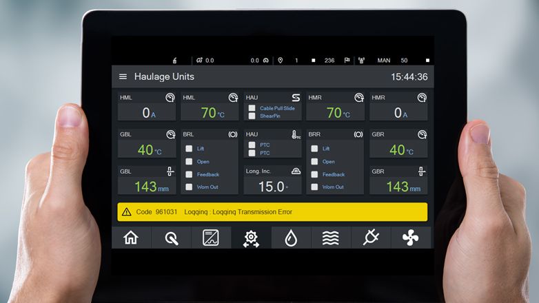 Ein Tablet-Computer zeigt eine industrielle Visualisierung für Haulage Units (Förderanlagen). 