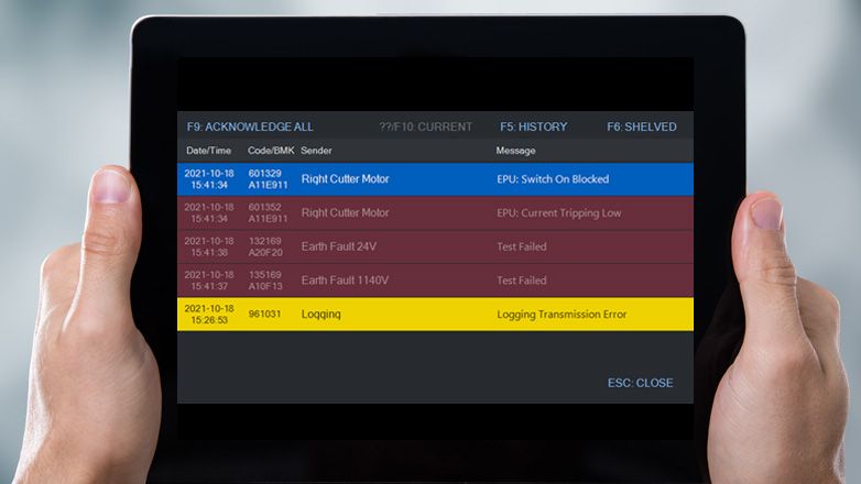 Ein Tablet zeigt eine industrielle Fehlermeldungsanzeige mit Warn- und Fehlerprotokollen.